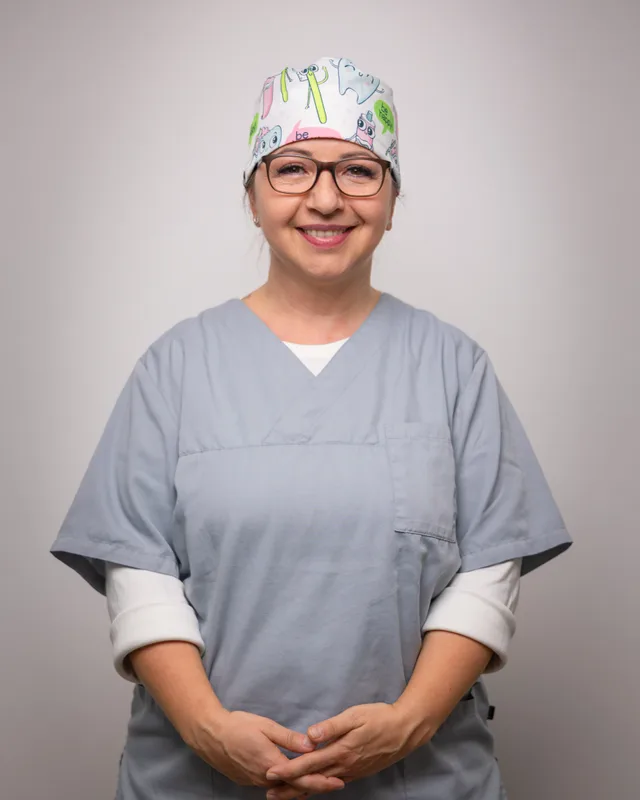 Frau Bivona, Dentalhygienikerin